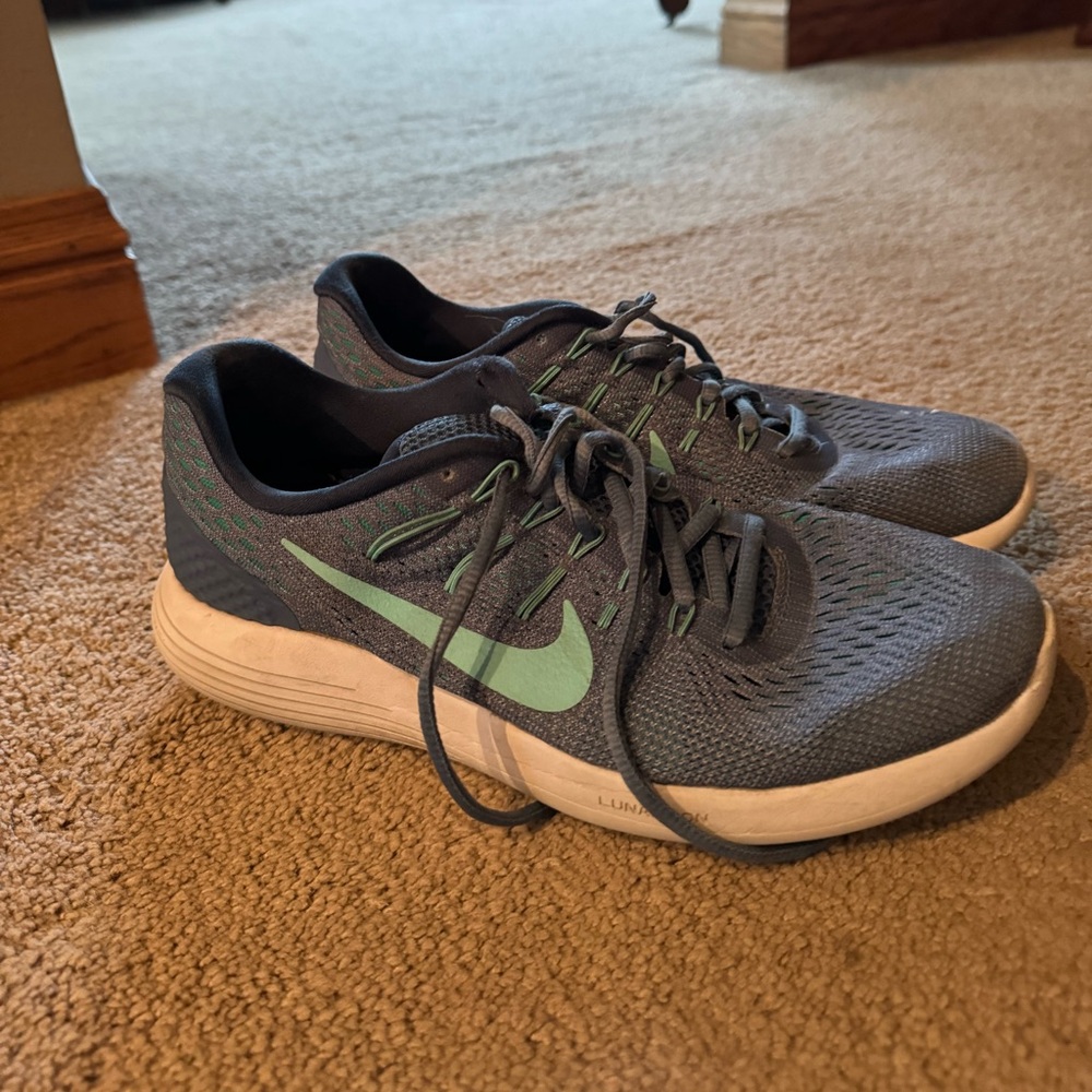 Nike lunarlon tennis shoe